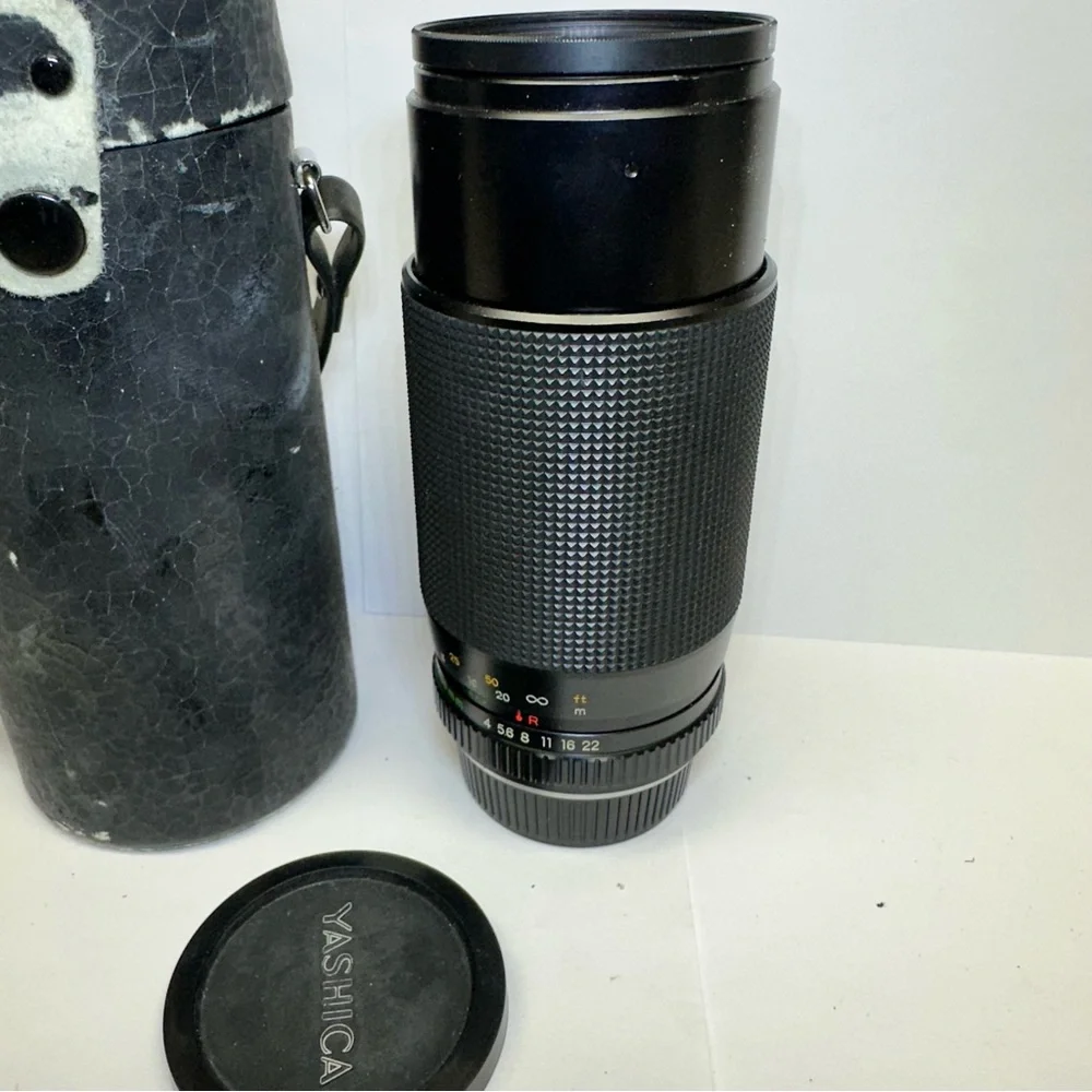 Vintage Yashica ML Zoom 80-200mm f/4 Camera Lens Equipped With Skylight (1B)
